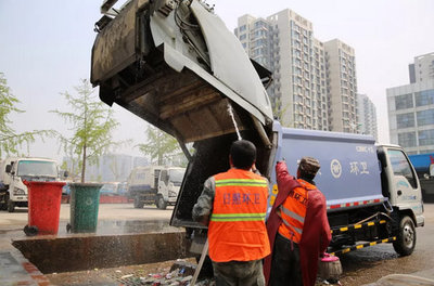 城市環(huán)衛(wèi)與工程保障 壓縮式垃圾車、高空作業(yè)車與灑水車的協(xié)同作用